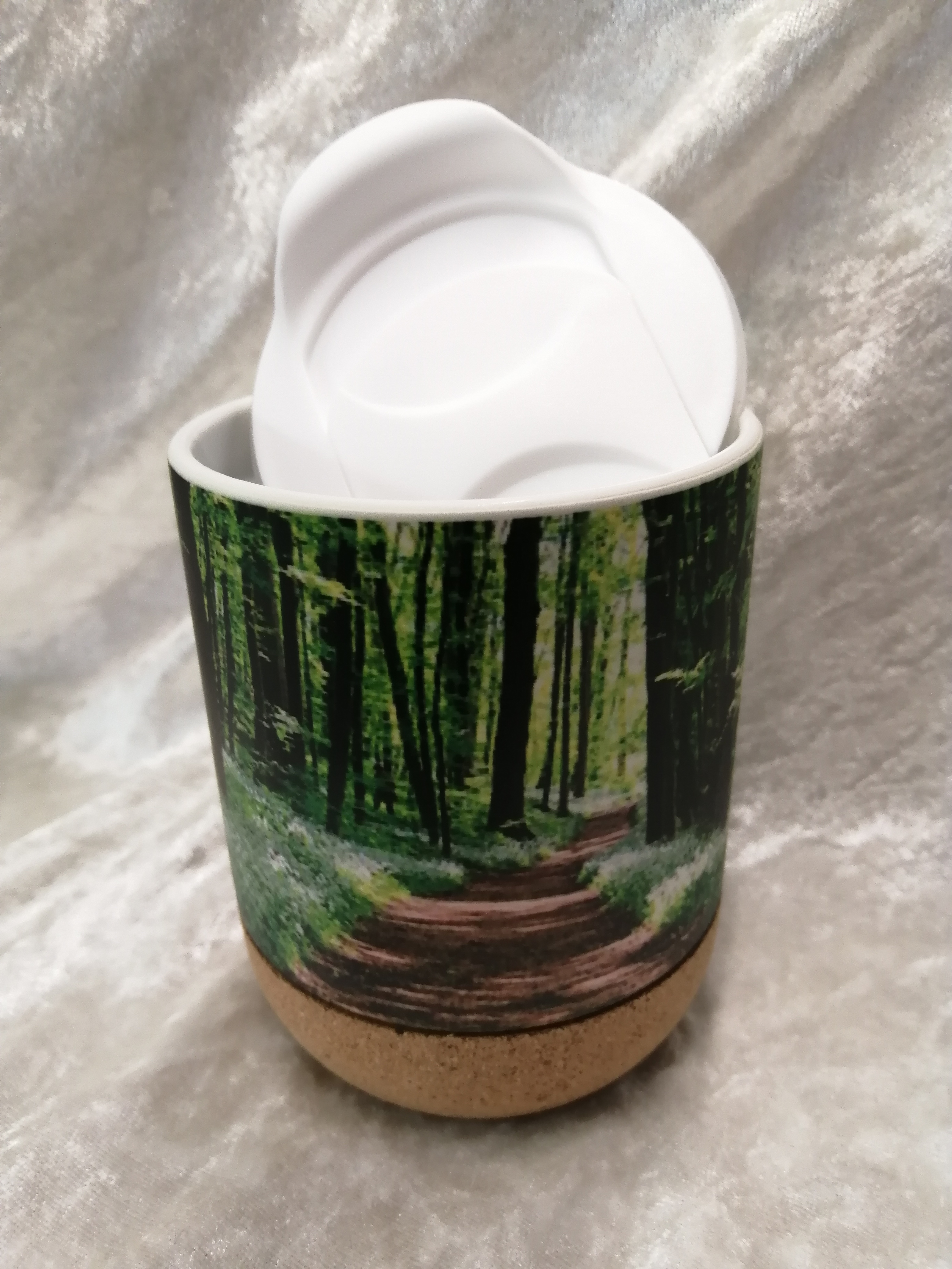 Bild-Nr. 101559
Keramiktasse mit Deckel und Korksockel