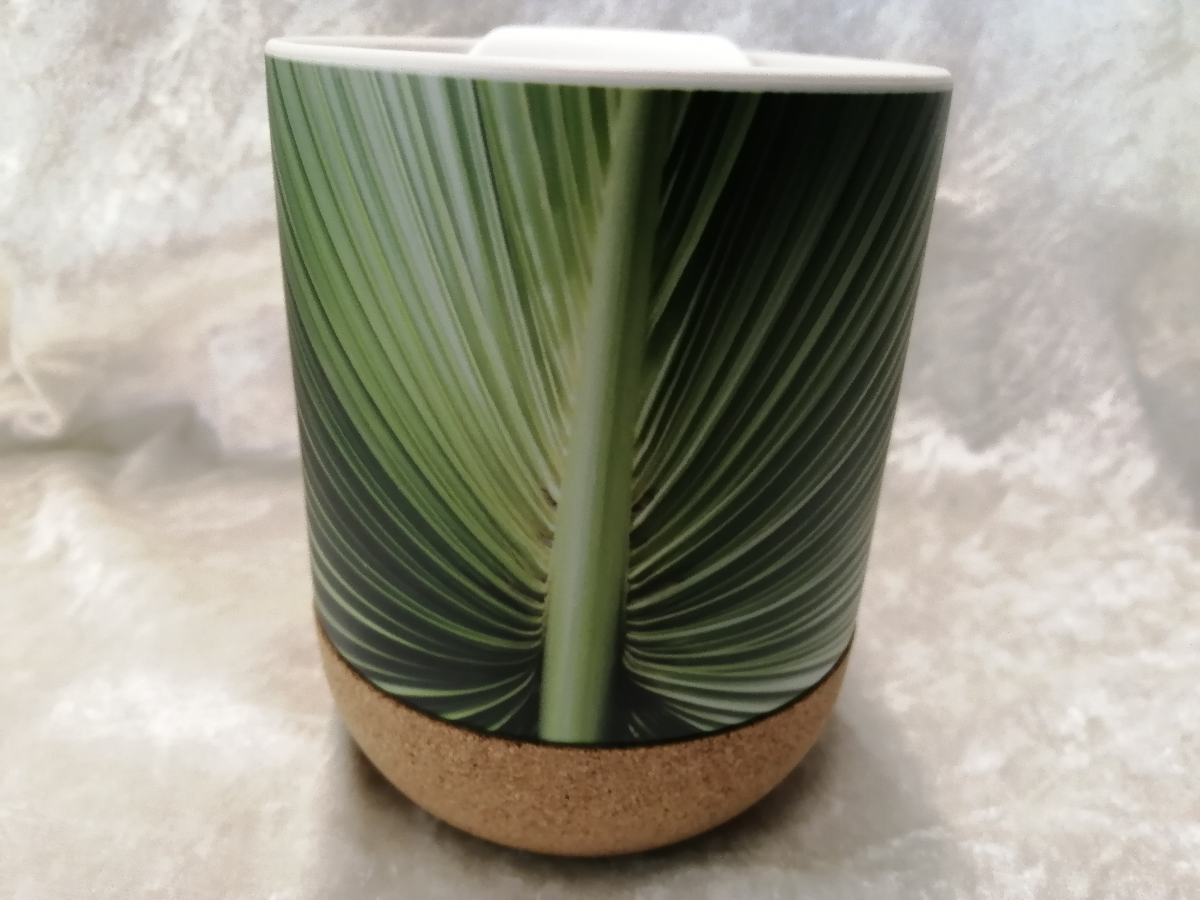 Bild-Nr. 114026
Keramiktasse mit Deckel und Korksockel